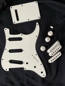 FENDER STRATOCASTER PICKGUARD & PICKUP COVERS WHITE