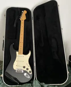 2000'S FENDER STRATOCASTER MIM BLACK ELECTRIC GUITAR MADE IN MEXICO WITH CASE