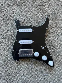 SQUIER BY FENDER STRATOCASTER LOADED HSS 3-PLY PICKGUARD 