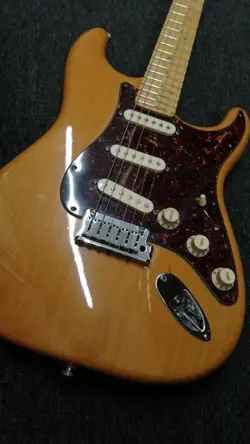 FENDER USA AMERICAN DELUXE STRATOCASTER ELECTRIC GUITAR-01