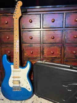 1983 USA FENDER STANDARD STRATOCASTER - LAKE PLACID BLUE