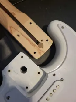 FENDER STRATOCASTER SQUIER GUITAR