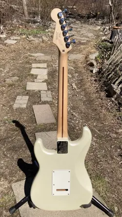 DELUXE STRATOCASTER PEARL