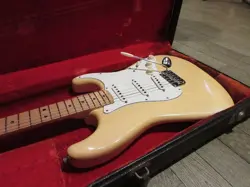 FENDER 1974 STRATOCASTER OLYMPIC WHITE MAPLE NECK STAGGERED PICKUPS USED