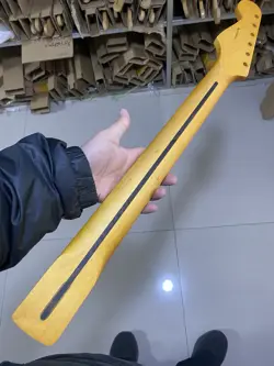 FENDER STRAT 21FRETS