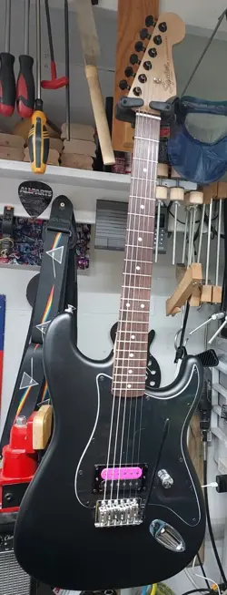 DEBUT SQUIER STRATOCASTER