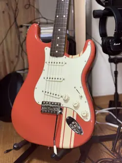 FENDER JAPAN TRADNL60S STRAT-FRD WSTRIPE