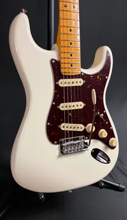 FENDER AMERICAN PROFESSIONAL II STRATOCASTER ELECTRIC GUITAR OLYMPIC WHITE