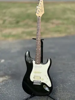 STARCASTER BY FENDER STRATOCASTER  SINGLE COILS AND HUMBUCKER 