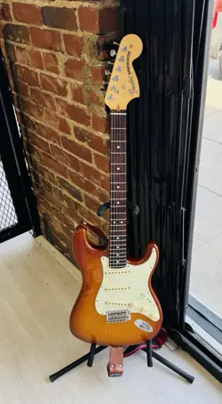 FENDER AMERICAN PERFORMER STRATOCASTER 6-STRING ELECTRIC GUITAR HONEY BURST
