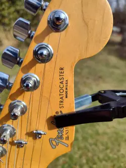 STANDARD FENDER STRATOCASTER
