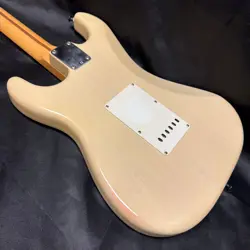 ONE STRATOCASTER HONEY