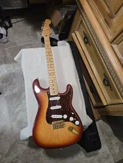 2006 FENDER DELUXE PLAYERS STRATOCASTER W/GATOR GIGBAG