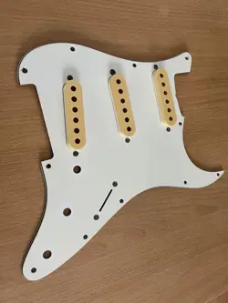 FENDER STRATOCASTER PICKGUARD SINGLE COIL