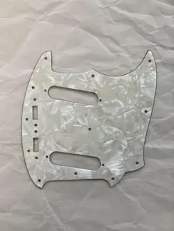 MUSTANG PICKGUARD FENDER