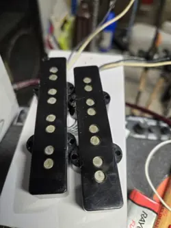 FENDER PURE VINTAGE '74 JAZZ BASS PICKUP SET - (0992243000)