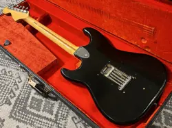 1976 STRATOCASTER BLACK/MAPLE