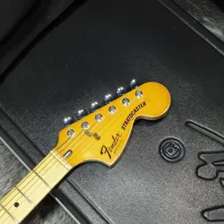 NATURAL ELECTRIC GUTIAR