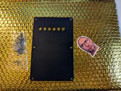 BLACK 1-PLY BACK PLATE/TREMOLO COVER FOR FENDER STRATOCASTER - STRAT ROCK ON WIN