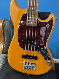 BASS GUITAR - FENDER SHORT SCALE MUSTANG
