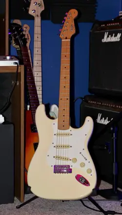 STRATOCASTER IVORY WHITE