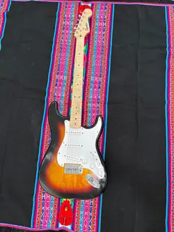 FENDER SQUIER SONIC STRATOCASTER ELECTRIC GUITAR MAPLE NECK 2-COLOR SUNBURST