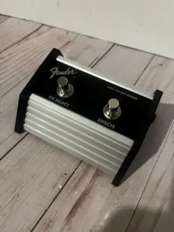 FENDER 2-BUTTON FOOTSWITCH FOR CHANNEL SELECT AND EFFECTS ON/OFF