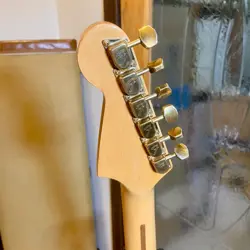 FENDER GOLD STRATOCASTER