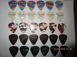 LOT OF 30 FENDER GUITAR PICKS. VARIOUS GAUGES RL15