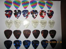 LOT OF 30 ASSORTED FENDER GUITAR PICKS. MEDIUM & HEAVY GAUGE RL17