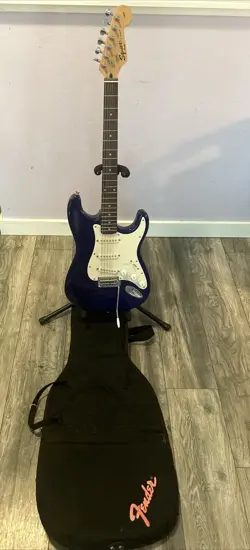 SQUIER STRAT BY FENDER, ELECTRIC GUITAR AFFINITY SERIES FENDER CASE WHAMMY BAR