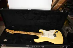 2021 FENDER PLAYER STRATOCASTER MAPLE BUTTER CREAM MEXICO MADE W/HARD SHELL CASE