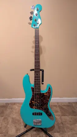 FENDER/SQUIER JAZZ