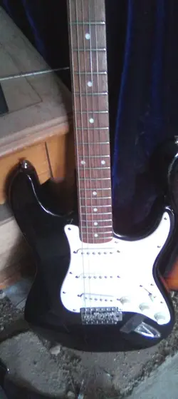 SQUIRE STRAT FENDER ELECTRIC GUITAR