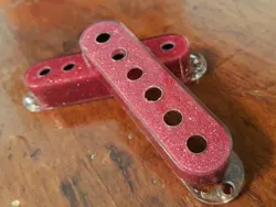 2 SINGLE COIL COVERS THAT FIT FENDER 52MM SPACED POLES. (RED FLAKE) JAT C.G.P