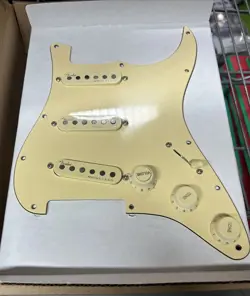 FENDER PRE-WIRED STRAT PICKGUARD, VINTAGE NOISELESS