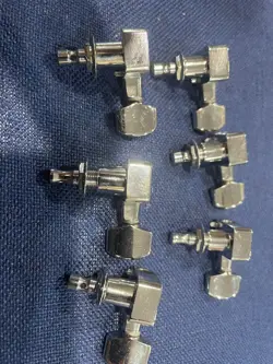 MACHINES KEYS STAGGERED