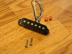 FENDER 2005 USA BLACK SAMARIUM COBALT NOISELESS STRATOCASTER MIDDLE PICKUP SCN