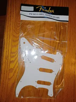 FENDER STRATOCASTER STANDARD PICKGUARD  - PEARL WHITE