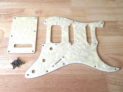 FENDER 1999 USA AGED PEARLOID WHITE 3 PLY HSS STRATOCASTER PICKGUARD & TREMOLO