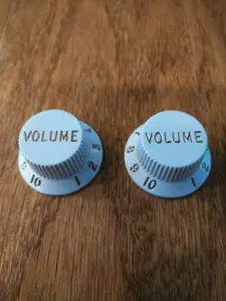 2 GENUINE FENDER VOLUME KNOBS FOR STRATOCASTER / SPLIT SHAFT WHITE