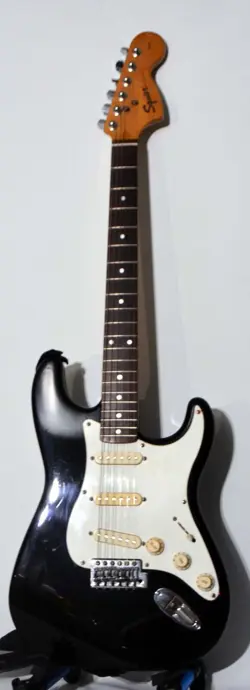 SQUIER STRAT AFFINITY BY FENDER ELECTRIC GUITAR GREAT CONDITION PRO SETUP CASE.