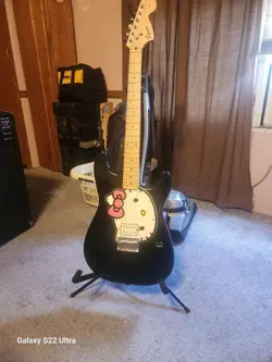 ELECTRIC GUITAR STRATOCASTER SQUIER  HELLO KITTY BLACK 2006 FENDER