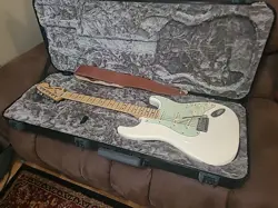 2018 FENDER DELUXE ROADHOUSE STRATOCASTER SSS MAPLE FINGERBOARD OLYMPIC WHITE.