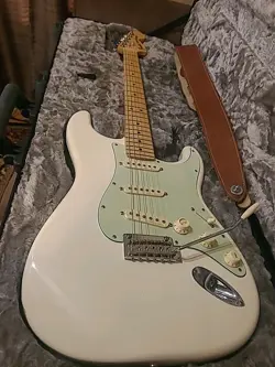 STRATOCASTER SSS MAPLE