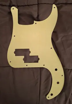 10 HOLE P BASS PICKGUARD