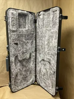 FENDER STRATOCASTER HARD CASE - BLACK