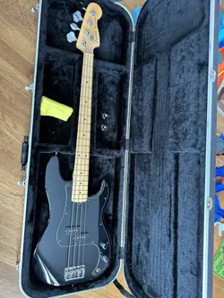 FENDER AMERICAN STANDARD PRECISION ELECTRIC BASS GUITAR