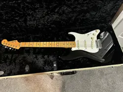 FENDER ERIC JOHNSON STRATOCASTER - BLACK WITH MAPLE FINGERBOARD