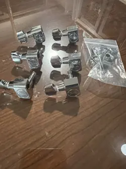 FENDER TUNING PEGS